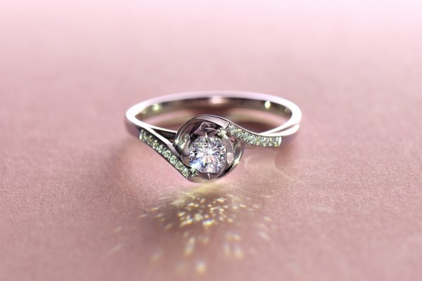 5克拉钻戒的价格是多少 由于钻石的颜色,净度,切工不同,在重量相当的